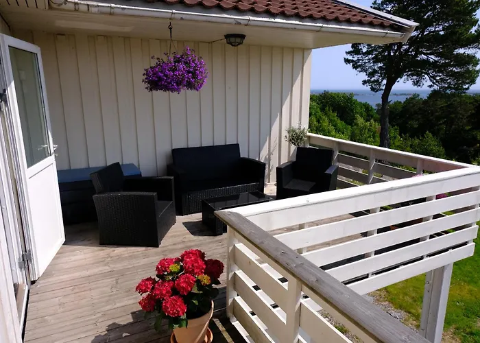 Hus Med Havutsikt Og Stor Terrasse